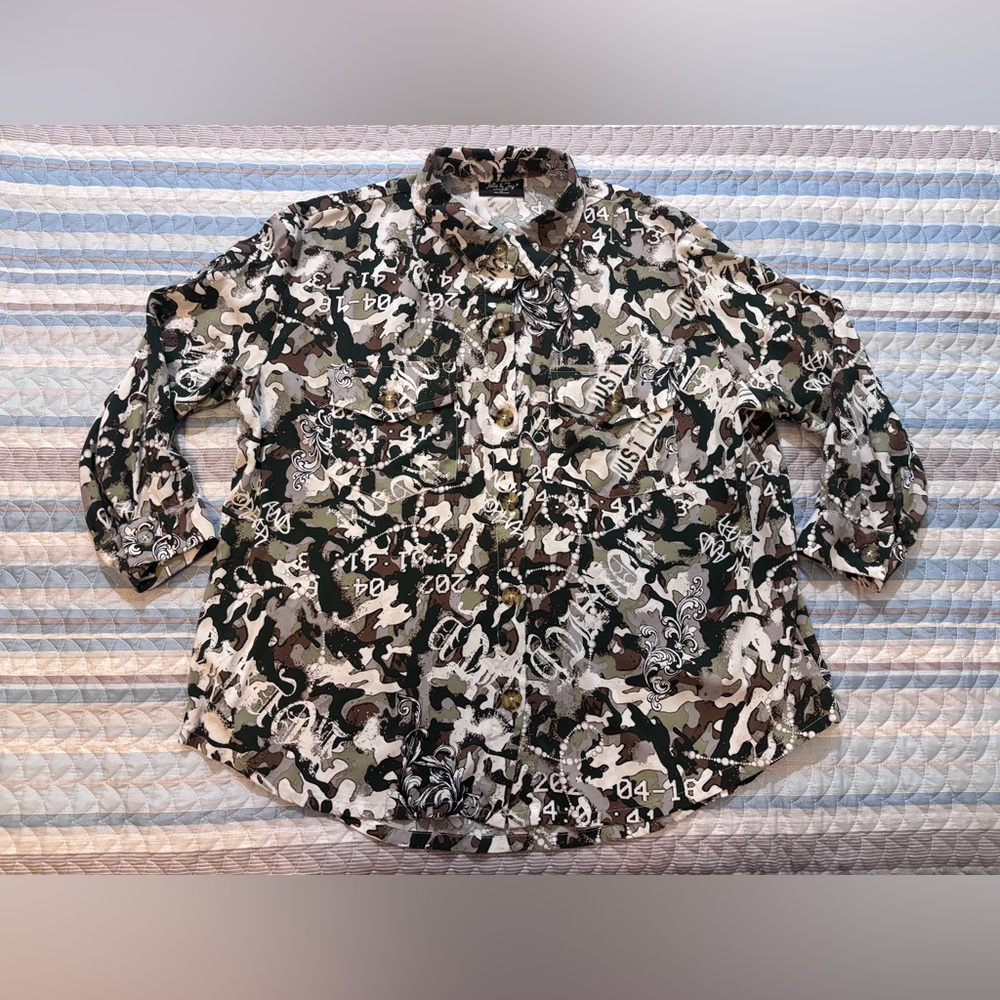 0152- 🔥 Jolie & Joy 2X Camo Graphic Y2K Streetwear Button Up